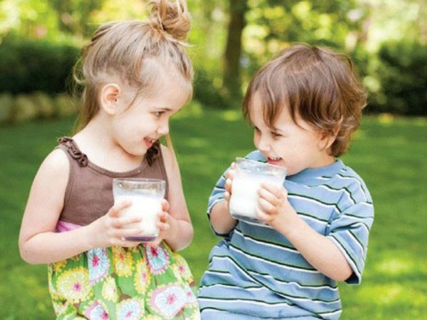 cho tre uong sua tuoi - 3 lưu ý khi cho trẻ uống sữa tươi