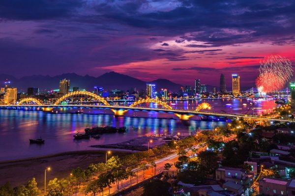 cau rong 600x399 - Bạn có biết nên đi du lịch Đà Nẵng mùa nào đẹp nhất trong năm?