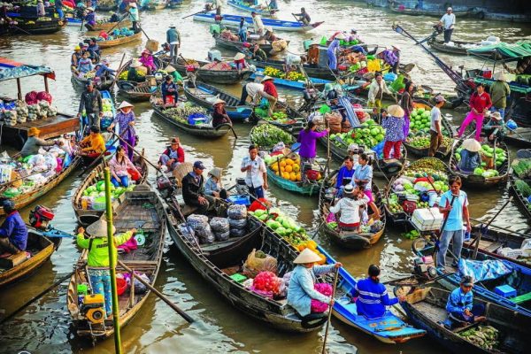 Thuyền bè tấp nập, khu chợ sầm uất