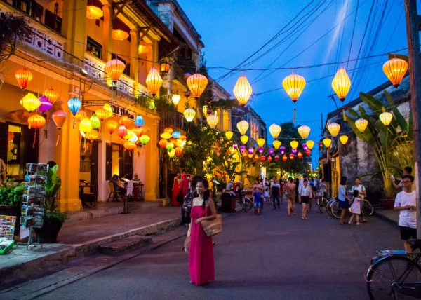 Dạo bộ dưới lung linh ánh đèn lồng